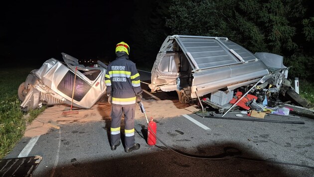 Angesichts des Wracks gleicht es einem Wunder, dass der Lenker mit leichten Verletzungen ...