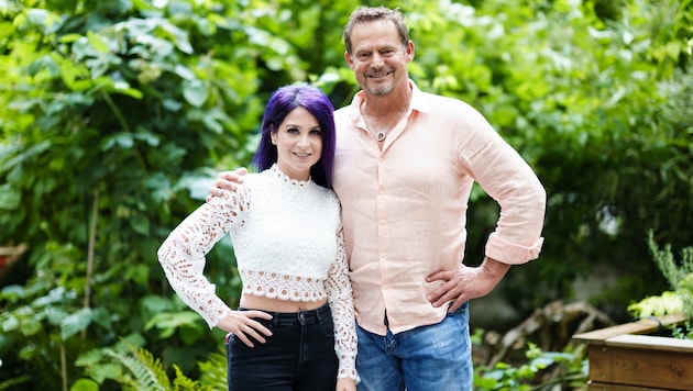 Fußballlegende Otto Konrad und die Schlagersängerin Bianca Holzmann sind das erste „Forsthaus ...