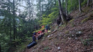 An der Unfallstelle wurden zunächst die schweren Verletzungen behandelt.