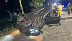 Am Dach liegend kam das Auto auf der Straße zum Stillstand.