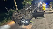 Am Dach liegend kam das Auto auf der Straße zum Stillstand.