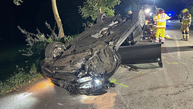 Am Dach liegend kam das Auto auf der Straße zum Stillstand.