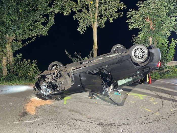 Das demolierte Unfallfahrzeug.