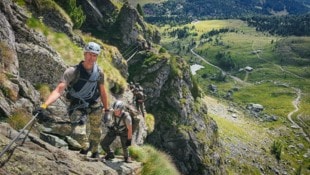 Das Orchester der Kärntner Militärmusik im Murmelklettersteig auf dem Kärntner Falkert. 