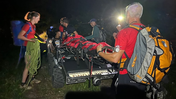 Mit dem Einsatzfahrzeug der Bergrettung wurde die Verletzte von einem Forstweg aus ins Tal ...