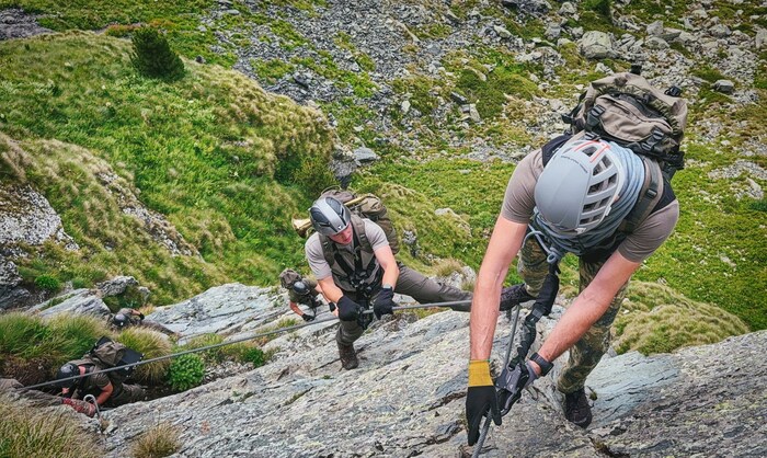 Entlang des Stahlseils geht's hinauf – die Instrumente im Rucksack sicher verstaut.