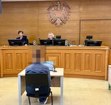 Das Richterinnenduo Claudia Bandion-Ortner und Michaela Sanin konfrontiert den angeklagten ...