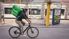 Die „Radkrone“ beim Selbstversuch am Grazer Jakominiplatz unterwegs.