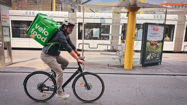 Die „Radkrone“ beim Selbstversuch am Grazer Jakominiplatz unterwegs.