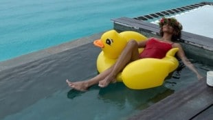Halle Berry lässt sich nach ihrem 59. Geburtstag im Urlaub treiben. Und beweist, dass das Alter ...