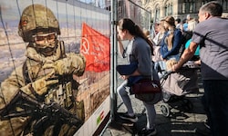 Ein Zaun mit Propaganda für den Ukraine-Krieg auf dem Roten Platz in Moskau