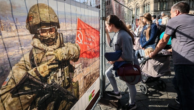 Passanten beobachten am Dienstag am Roten Platz Proben für das Militärmusikfestival.