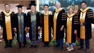 In eine schillernde Robe gehüllt nahm Boyer (3.v.re.) den Award der SiamUniversity entgegen