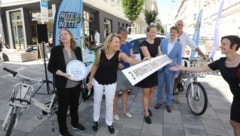 Gemeinderätin Nina Abrahamczik (SPÖ), Wiener Linien Chefin Alexandra Reinagl, Bezirksvorsteherin ...