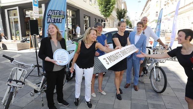 Gemeinderätin Nina Abrahamczik (SPÖ), Wiener Linien Chefin Alexandra Reinagl, Bezirksvorsteherin ...