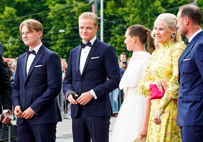 Marius wuchs mit seinen Halbgeschwistern Prinzessin Ingrid Alexandra und Prinz Sverre Magnus ...