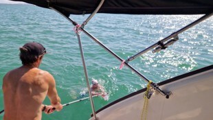 Während der Querung darf das Begleitboot nicht berührt werden. Essen und Getränke werden mit ...