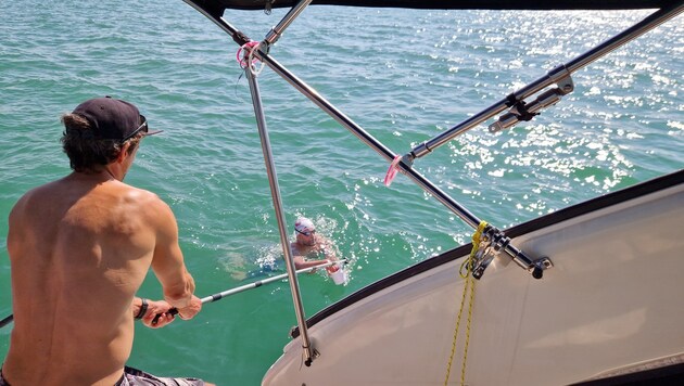 Während der Querung darf das Begleitboot nicht berührt werden. Essen und Getränke werden mit ...