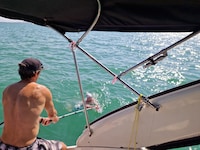 Während der Querung darf das Begleitboot nicht berührt werden. Essen und Getränke werden mit ...