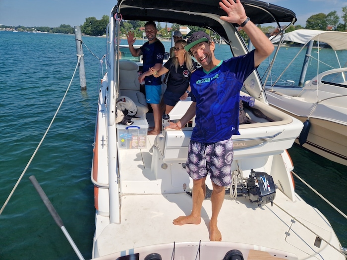 An Bord des Begleitboots wurde mitgezittert und gefeiert.