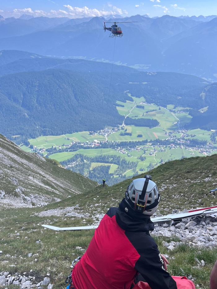 Mit dem Polizeihubschrauber wurde die Leiche geborgen uns ins Tal geflogen.