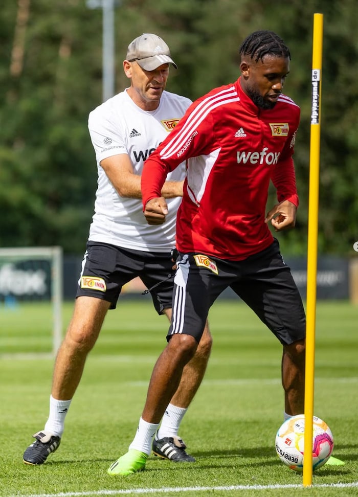 Der Salzburger Hoffmann (hi.) beim Training der Berliner.