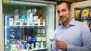 Michael Obrovsky (o.) vor Ort im Automatenshop in der Hinsenkampplatz-Unterführung
