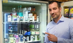 Michael Obrovsky (o.) vor Ort im Automatenshop in der Hinsenkampplatz-Unterführung