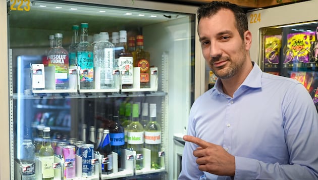 Michael Obrovsky (o.) vor Ort im Automatenshop in der Hinsenkampplatz-Unterführung