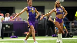 Louie Conn tanzt seit Mai 2025 für die Minnesota Vikings Cheerleaders.