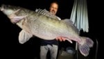 Fischzüchter Johann Poganitsch mit dem knapp neun Kilo schweren Zander.