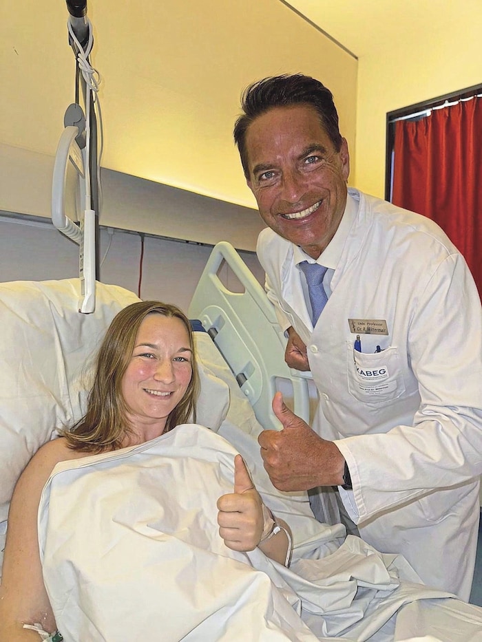 Chirurgie-Primar Professor Reinhard Mittermair mit der glücklichen Patientin.