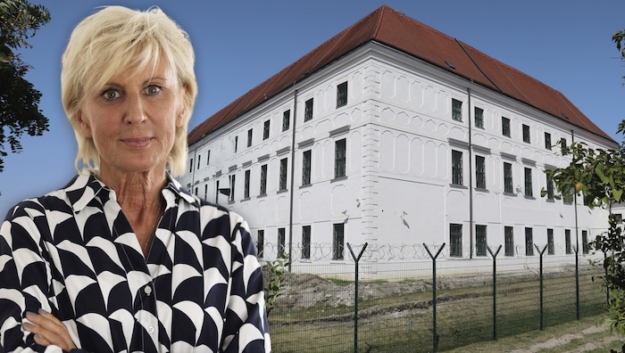 Kein Personal und weiterhin Baustelle am Münnichplatz in Wien-Simmering. Volksanwältin Gaby ...