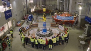 In einer Millimeterarbeit wurde die zweite Maschine im Kraftwerk Kühtai erfolgreich eingebaut ...