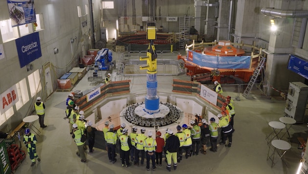 In einer Millimeterarbeit wurde die zweite Maschine im Kraftwerk Kühtai erfolgreich eingebaut ...