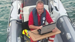 Salzburger Wasserretter waren mit Boot und Schleppsonar im Einsatz. Hans Biechl leitet die ...