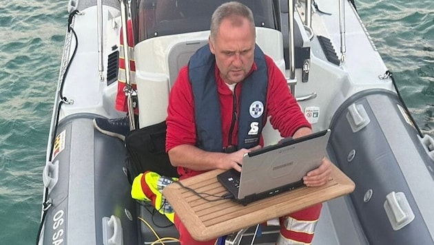 Salzburger Wasserretter waren mit Boot und Schleppsonar im Einsatz. Hans Biechl leitet die ...