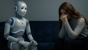 Die KI – hier dargestellt als humanoider Roboter – wird (zumeist am Handy) häufig auch bei ...
