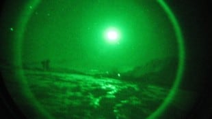 Durch ein Nachtsichtgerät kann der Käufer derzeit noch nicht blicken. Er erhielt stattdessen ...