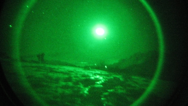 Durch ein Nachtsichtgerät kann der Käufer derzeit noch nicht blicken. Er erhielt stattdessen ...