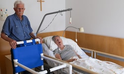 Brigitte V. (75, re.) erzielte laut Ehemann Manfred (80) deutliche Fortschritte mit dem ...