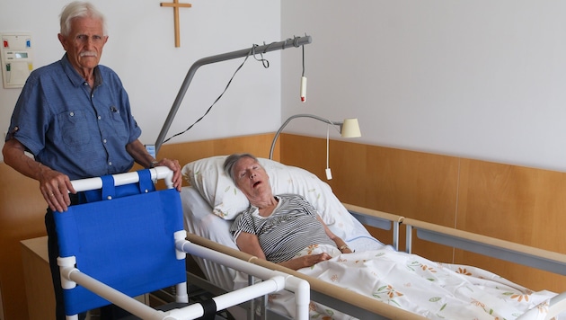 Brigitte V. (75, re.) erzielte laut Ehemann Manfred (80) deutliche Fortschritte mit dem ...