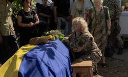 Angehörige trauern um einen getöteten Soldaten.