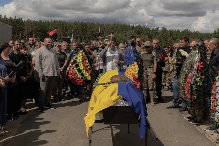 Menschen trauern um einen getöteten Soldaten.