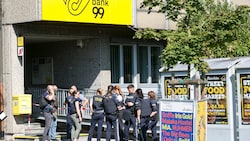 Polizeiaufgebot nach dem Überfall. 