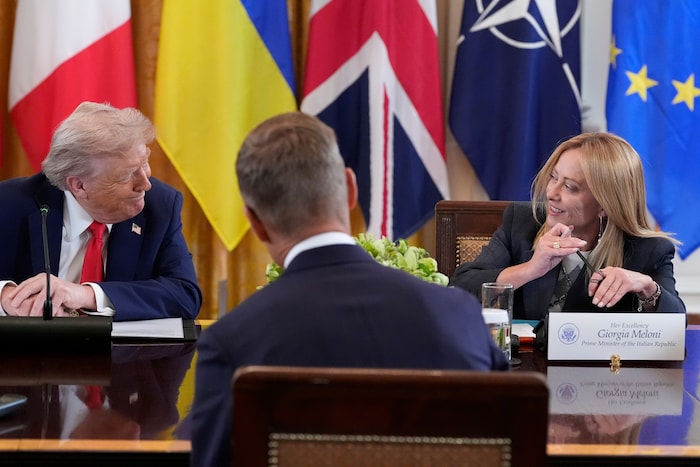 Während Trump vollauf begeistert von der Urlaubsbräune des deutschen Kanzlers war, ...