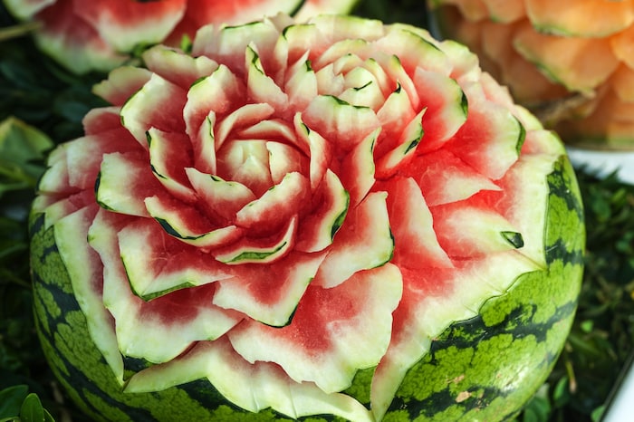 Wohl jeder Türkei-Reisende kennt die Melonen-Kunst an türkischen Büffets.