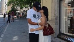 Luis Diaz küsst seine seine Geliebte Geraldine Ponce.
