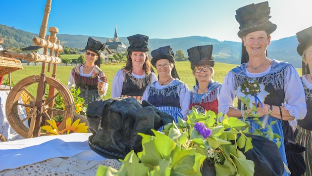 Bänderhut tragen auch die Frauen in Zeltschach bei Friesach.