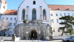 Zwar bildet die MilAk in Wiener Neustadt Akademiker aus, bezahlt werden diese aber nicht als ...